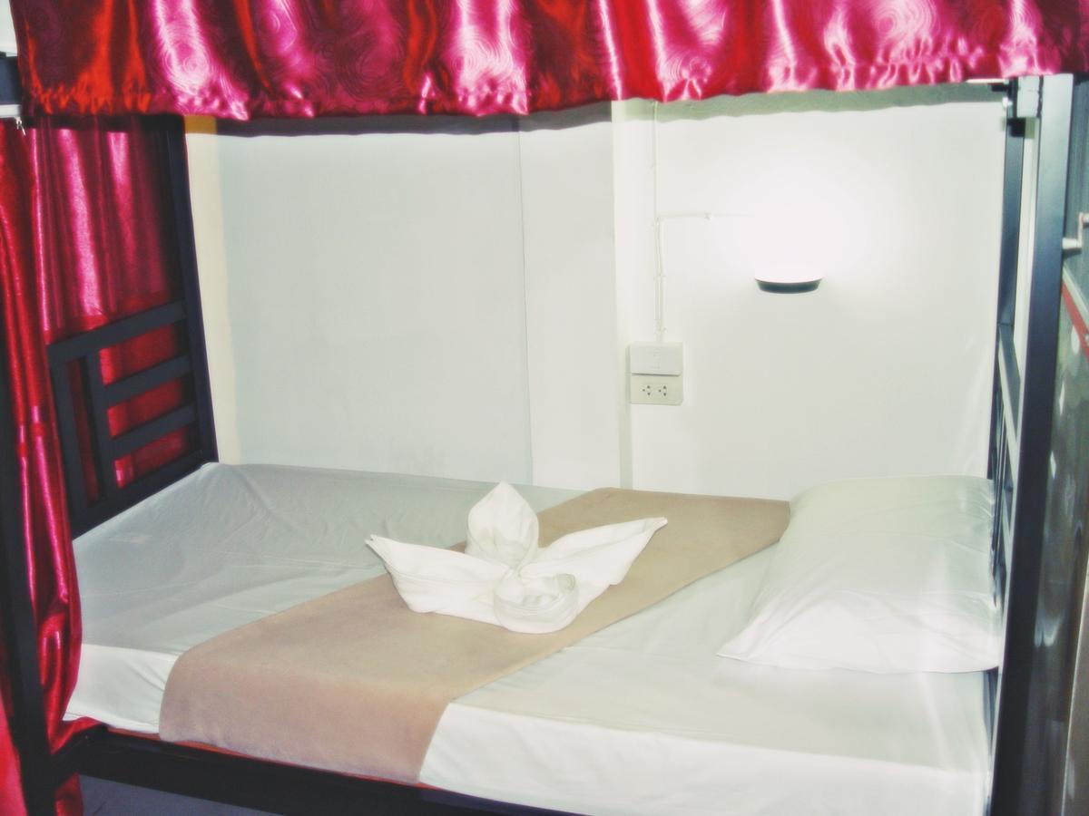 U Hostel Bangkok Esterno foto