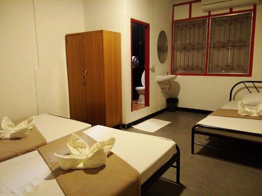 U Hostel Bangkok Esterno foto